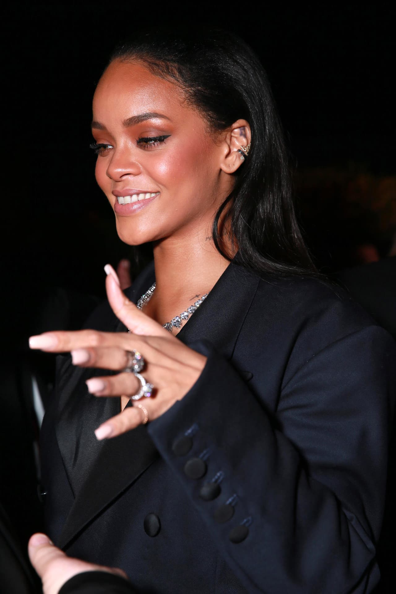 <b>Rihanna</b>. Sospechan que cuando hace la forma de un diamante con sus dos manos, envía un mensaje cifrado.