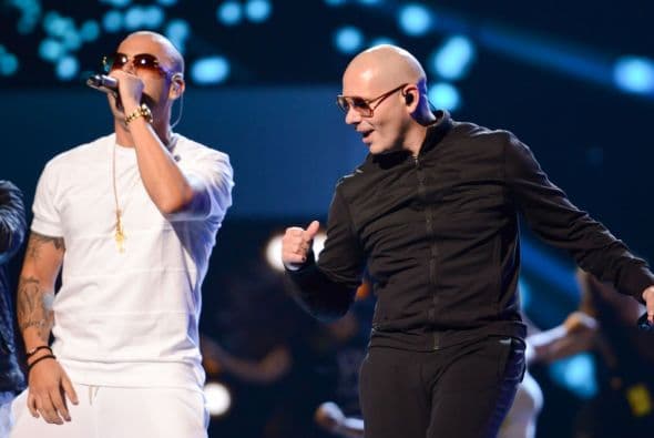 ¡Eso! Wisin y Pitbull nos mostraron sus movimientos sobre el escenario.