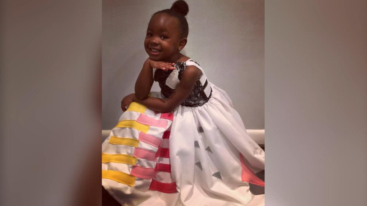 Esta pequeña de 3 años quedó tan fascinada con la pintura de Michelle Obama, que se disfrazó de ella en Halloween