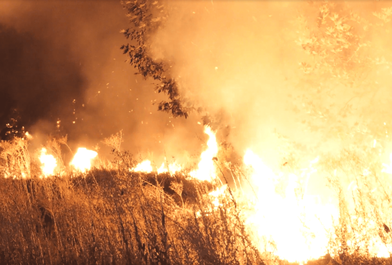 Y las autoridades insisten en las recomendaciones de protección de viviendas cercana a zonas de maleza seca.