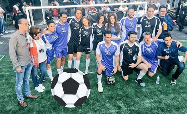 Aquí los dos equipos, las mujeres se atrevieron a jugar y se la pasaron fenomenal.