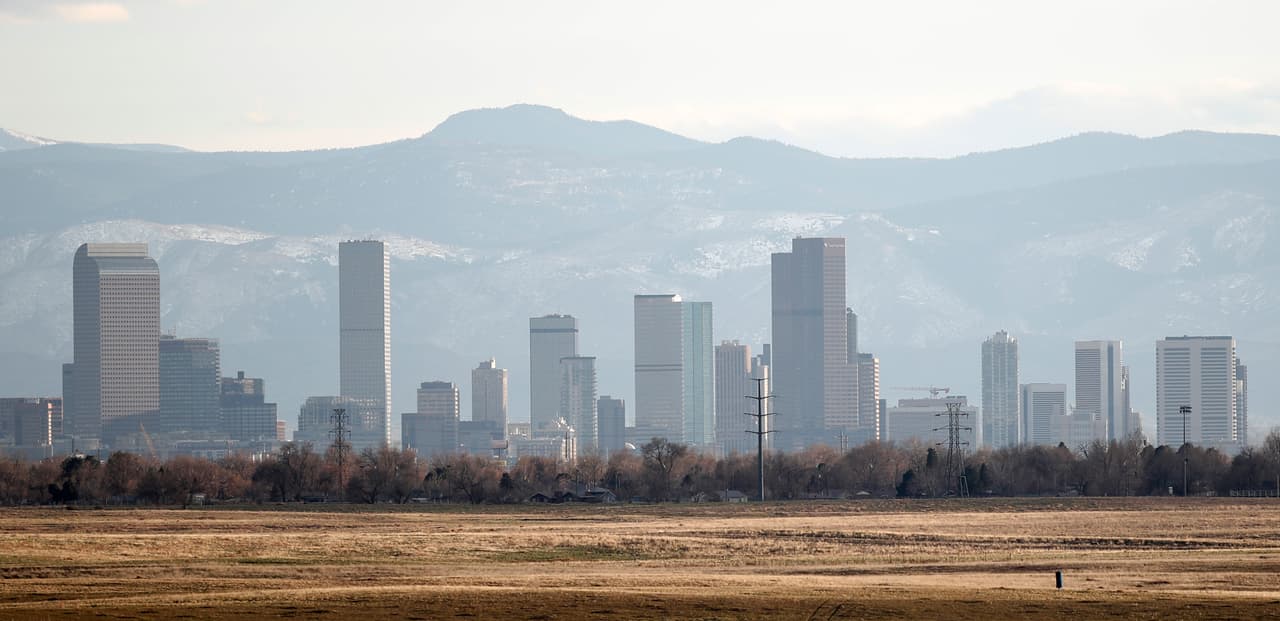 <b>8. DENVER, Colorado.</b> Considerada una de las mejores ciudades para vivir en muchas ocasiones, Denver es además una de las mejores para invertir en un primer hogar. Uno de los factores del estudio analizados es la calidad de vida y seguramente la proximidad de montañas y la posibilidad de realizar actividades al aire libre han ayudado a que obtuviera un puntaje de 60.69.