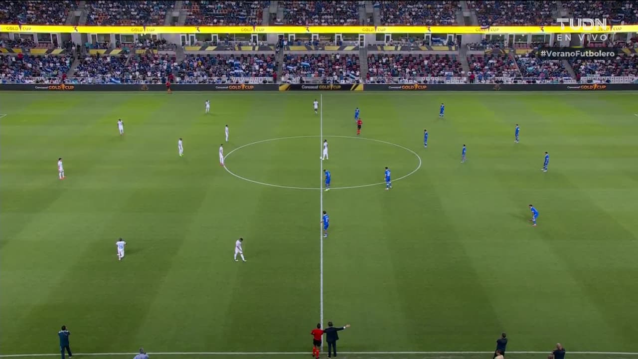 Arranca el partido y la pelota está en juego.