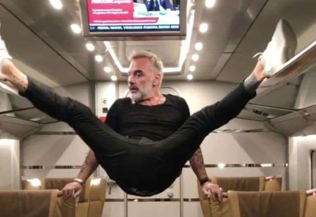 Y también llegaron los bailes, sus famosos bailes. En su avión privado demostró su elasticidad a punto de cumplir medio siglo de vida.