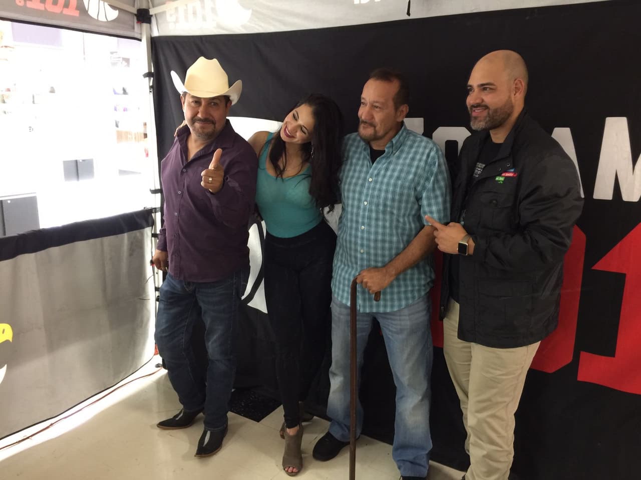 Raul 'El Pelón', Carla Medrano y El Feo vistieron de color verde las calles de Los Ángeles previo al partido de la selección de mexicana en esta ciudad.