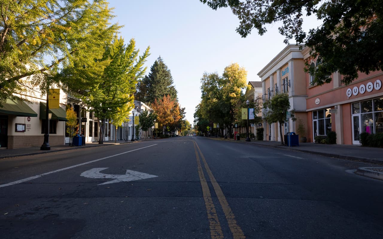El centro de la ciudad de Healdsburg luce como un pueblo fantasma luego de que casi todos los residentes lograran abandonar sus casas.
