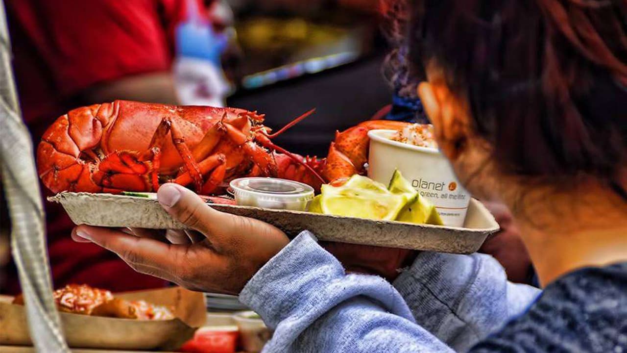 <b>Festival de la Langosta en Navy Pier</b>
<br>Este fin de semana comienza el Lobster Fest, una fiesta de langostas y mariscos, con música en vivo y actividades familiares. El festival se lleva a cabo de viernes a domingo.
<a href="https://navypier.org/listings/listing/the-great-american-lobster-fest" target="_blank">Puedes consultar más información aquí</a>.