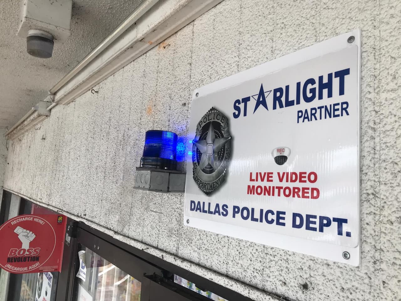 <a href="https://www.univision.com/local/dallas-kuvn/con-la-instalacion-de-camaras-de-seguridad-asi-buscan-disminuir-los-delitos-en-negocios-de-dallas-video">Es un sistema de cámaras de vigilancia</a> que incluye señalamiento de una luz azul que alerta a las personas que la policía está monitoreando el lugar en tiempo real.
<br>