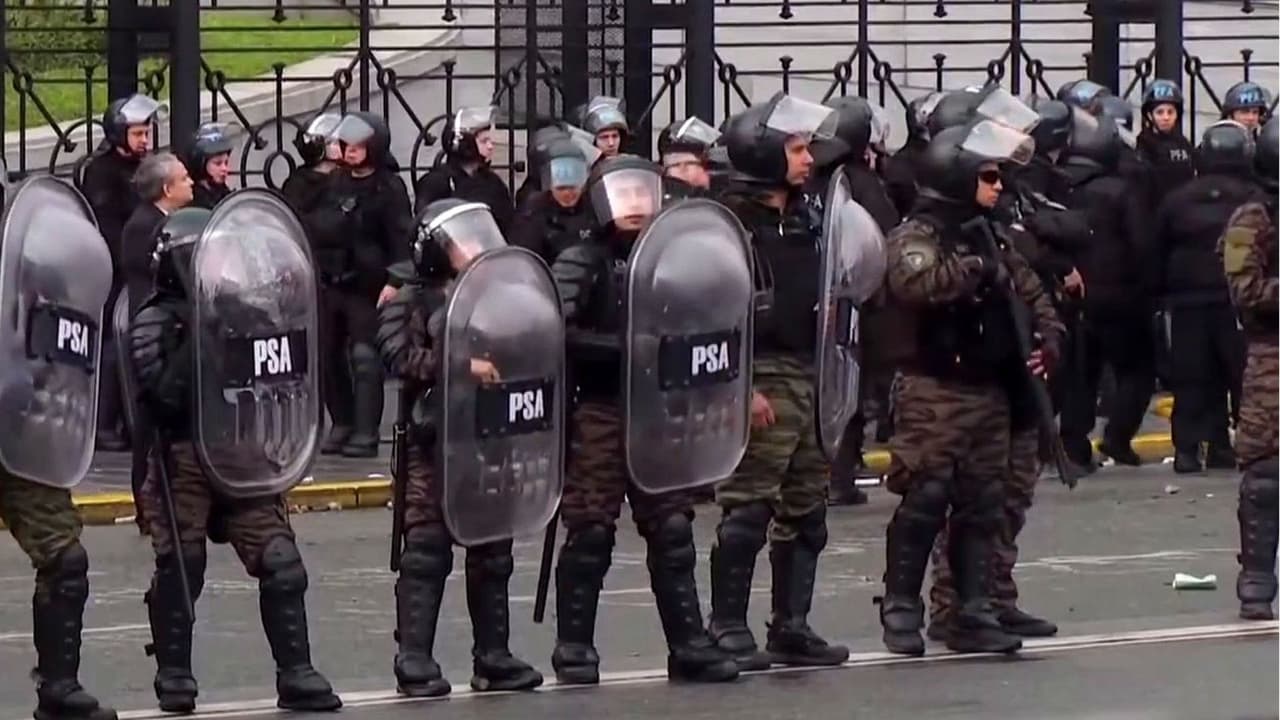 Reportan enfrentamientos y heridos en manifestaciones de la comunidad universitaria hoy en Argentina