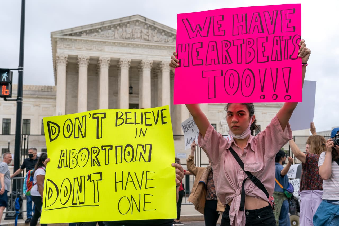 <b>"Si no crees en el aborto, no te hagas uno"</b> y 
<b>"nosotras también tenemos latidos".</b> Esos son los mensajes de dos mujeres que marcharon frente al máximo tribunal a favor de este derecho el sábado 14 de mayo. Las protestas vienen alimentadas por la 
<a href="https://www.univision.com/noticias/politica/filtracion-corte-suprema-derecho-aborto-samuel-alito-politico">filtración de un borrador del juez Samuel Alito</a> en el que los magistrados sientan postura a favor de eliminar Roe Vs. Wade. En el documento, de unas 98 páginas, Alito escribe que "Roe estaba terriblemente equivocado desde el principio". Si esa fuera la decisión final de la Corte, muchos estados avanzarían a tomar sus propias decisiones. Algunos ya han adelantado que acabarán por completo con este derecho.