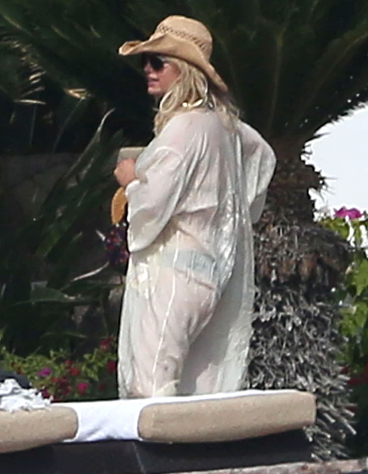 Después de un buen rato bajo el sol cubrió sus curvas.