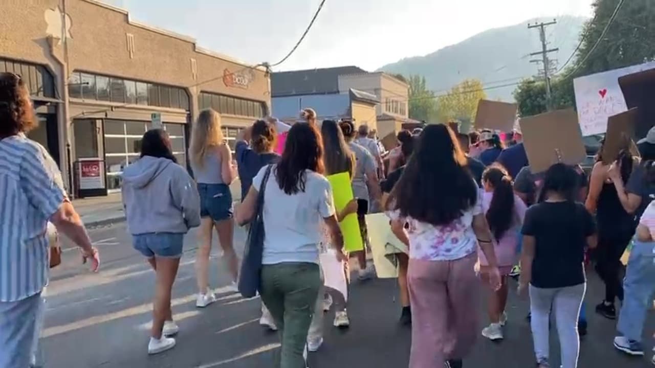 La directora del Fairfax-San Anselmo Children's Center, el nombre del centro en cuestión, ha solicitado más tiempo para reubicar las operaciones en otro espacio. Explica que carecen de los fondos necesarios para adquirir el lugar actual, lo que podría dejar a 110 niños del distrito sin servicios de cuidado infantil si el centro cierra sus puertas.
<br>