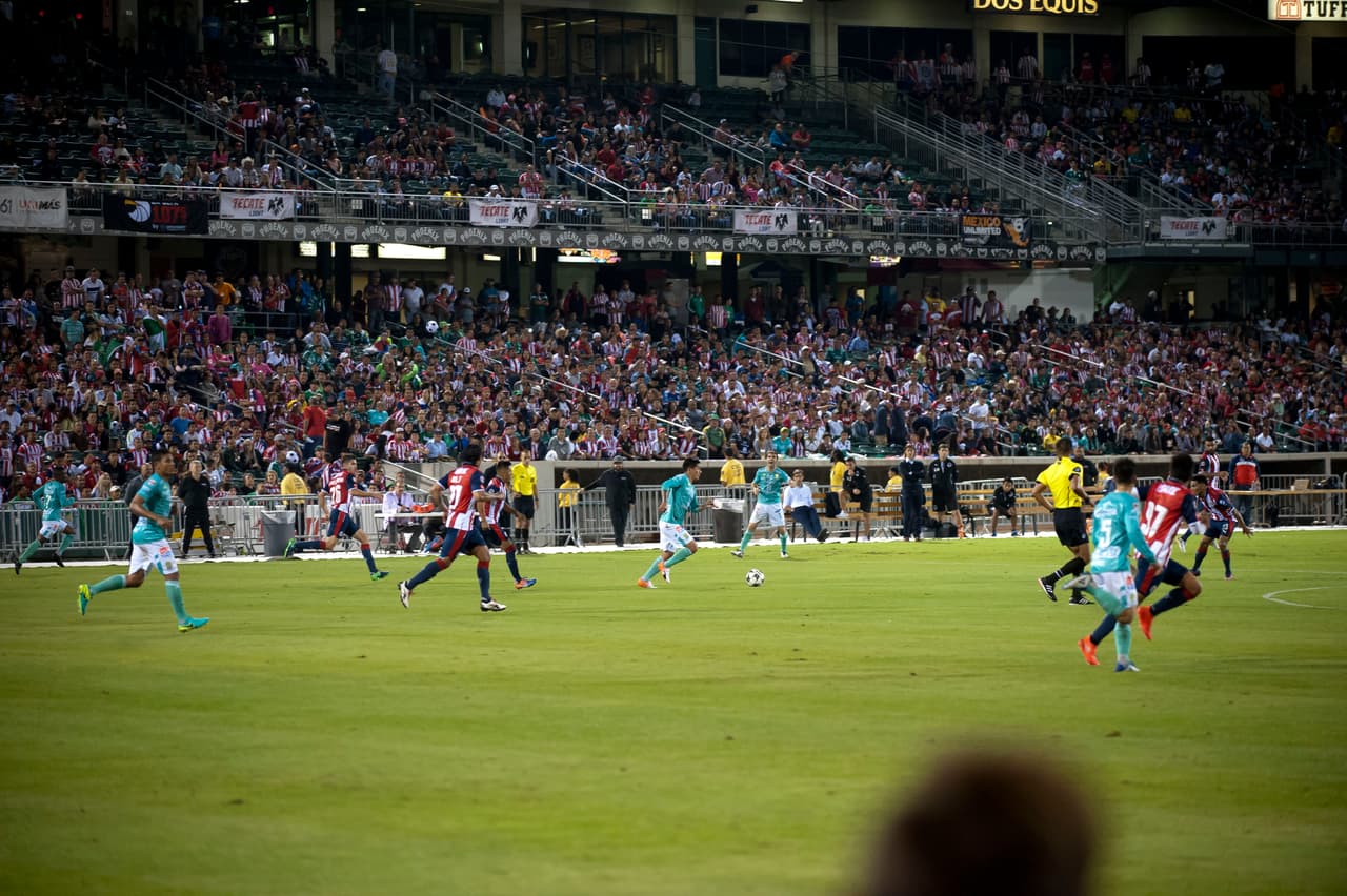 Este 12 de noviembre Chivas y Leon llegaron a Fresno con futbol de Liga MX. Leon derroto a Chivas 3-2.