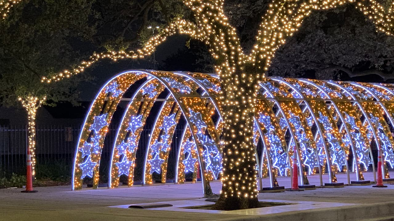 El paseo está en la calle Bagby y es gratis.