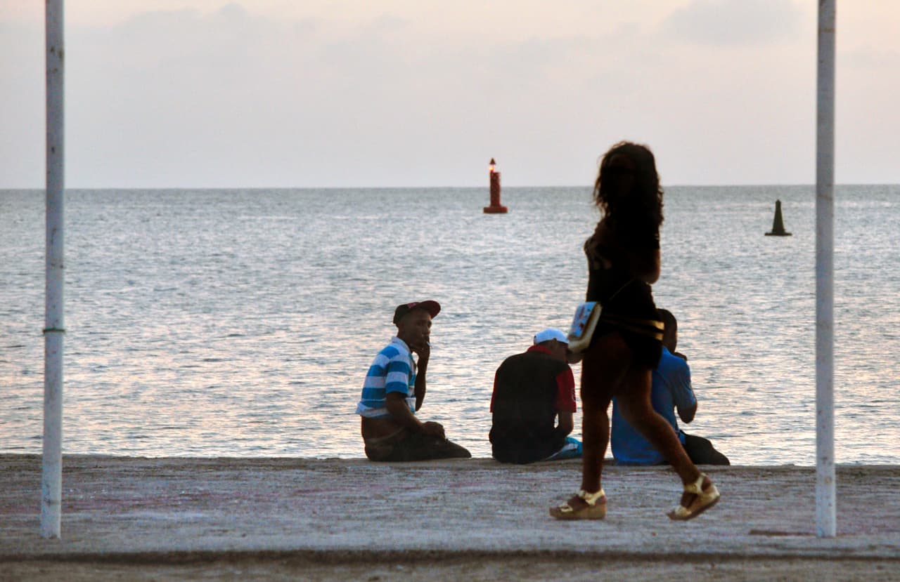 ‘Rocío’ camina al atardecer por el malecón principal de la bahía de Santa Marta.