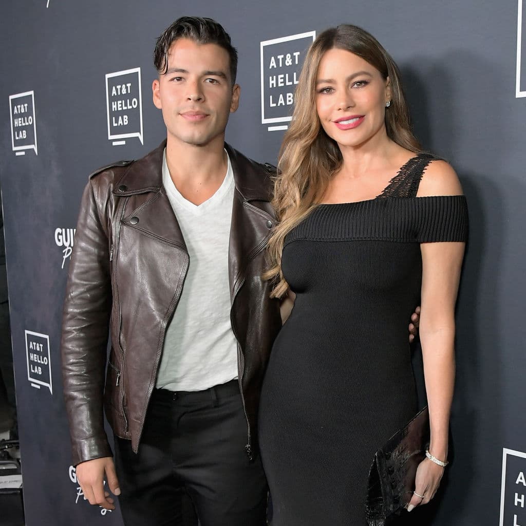 <b>Manolo Vergara</b>
<br>El único hijo de Sofia Vergara ya tiene 30 años y también está haciendo su propia carrera en el mundo del entretenimiento. Con un ‘look’ casual formal acompañó a su mamá a la premiere de la segunda temporada de ‘Guilty Party: History of Lying’ (2018).