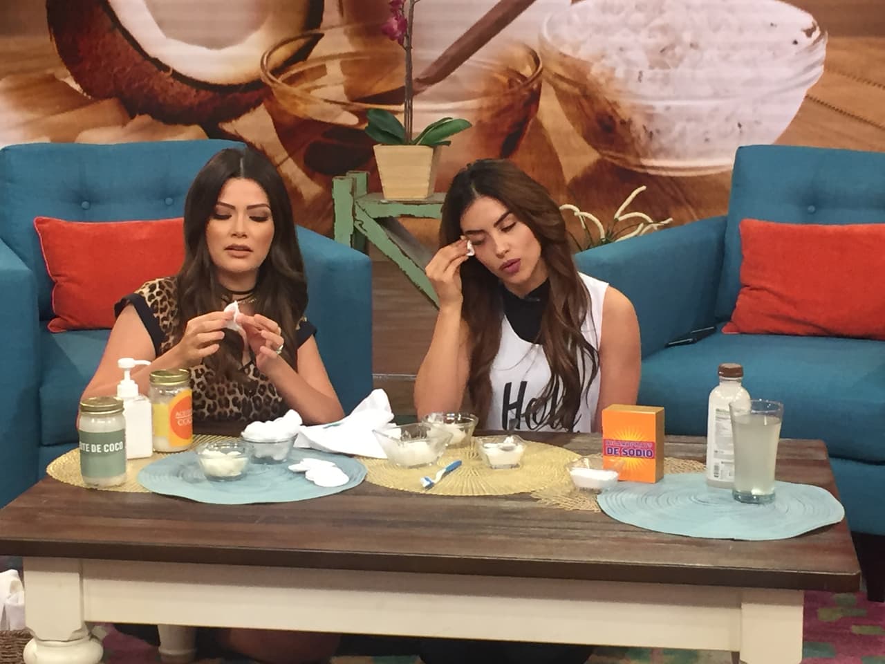 Para desmaquillarse, hidratar la piel, reparar el daño del cabello. 
<a href="http://www.univision.com/shows/despierta-america/producto-maravilla-jessica-cediel-nos-revelo-los-mil-usos-del-aceite-de-coco-video" target="_blank"><b>Checa aquí todos sus usos</b></a>