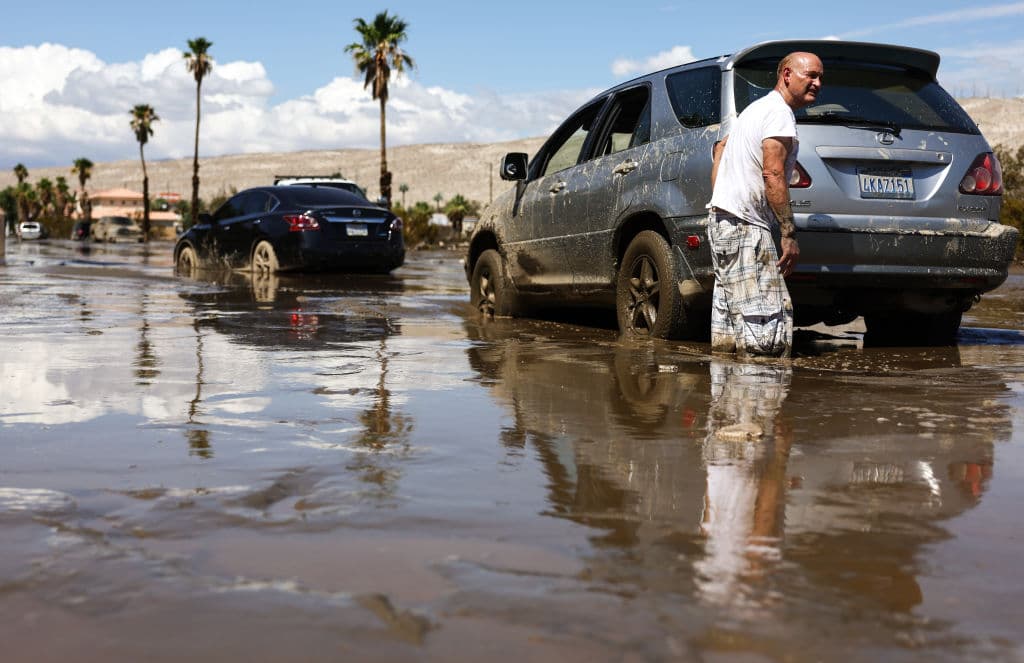 Las inundaciones y el fango se convirtieron en un dolor de cabeza para los residentes de toda esta zona en el condado de Riverside.
