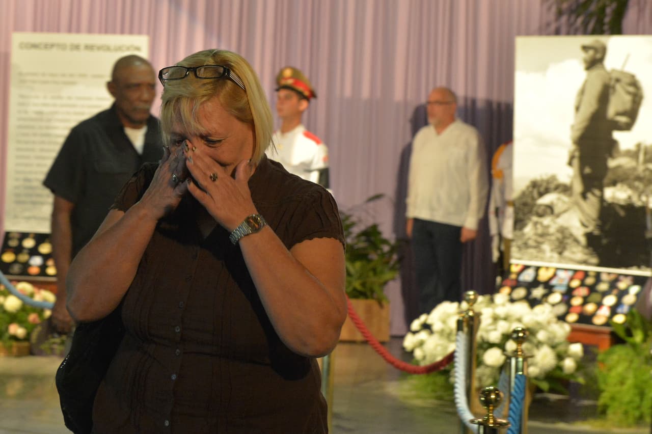 Muchos de los que llegan hasta los restos de Castro rompen en llanto luego de rendir tributo a líder de la revolución cubana.