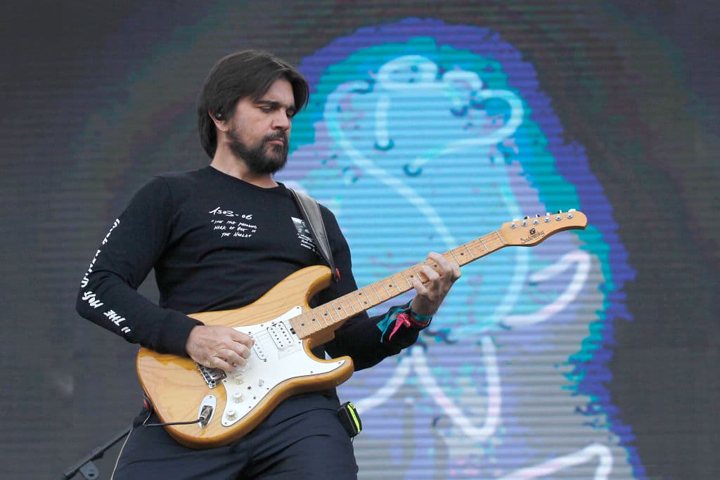 Entre sus éxitos más conocidos se destacan ‘Mala gente’, ‘Mi sangre’, ‘A Dios le pido’, ‘Me enamora’ y ‘La Camisa Negra’, entre muchos otros.