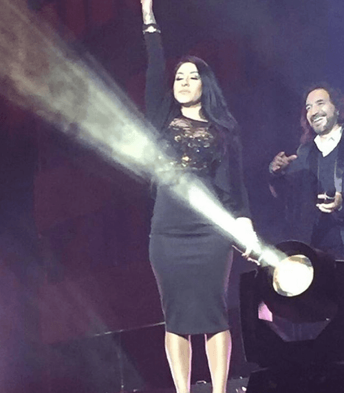 Además de la belleza, ella también heredó el talento vocal de sus padres.