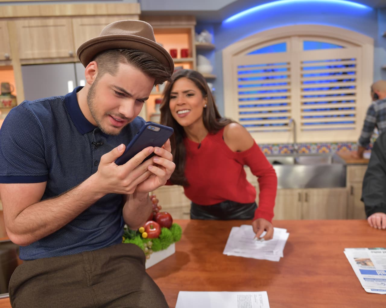 Francisca tenía muchar curiosidad por saber con quién charlaba William.