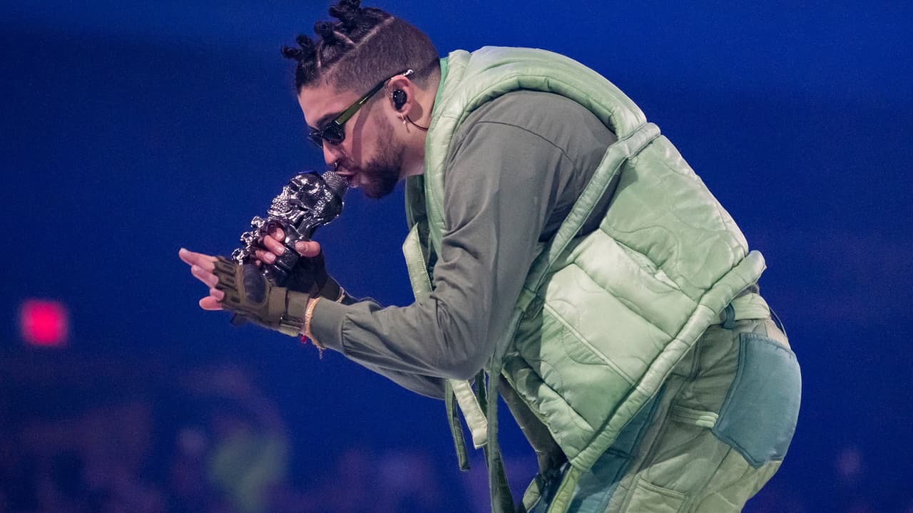 Bad Bunny supera en el listado a artistas como Andrea Bocelli en el número 3, con 2.1 millones de dólares, y Katy Perry, en el número 8 con 870 mil dólares.