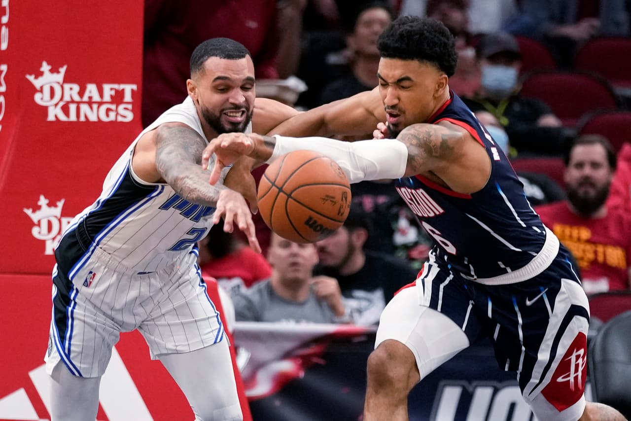Mychal Mulder de los Magic disputa un balón con Kenyon Martin Jr. de los Rockets de Houston.