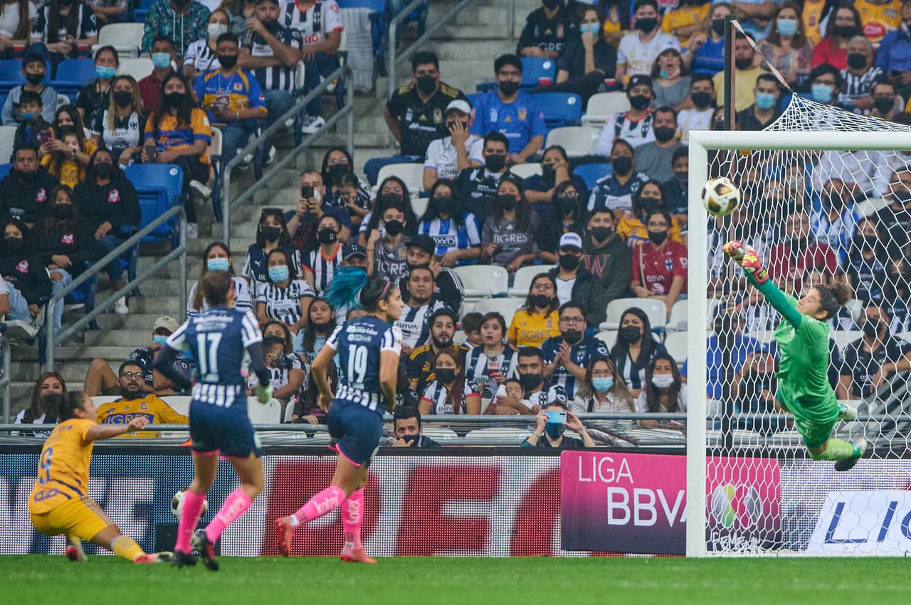 Pero en menos de 10 minutos, Tigres encontró el empate tras un disparo cuyo rebote quedó a merced de Alejandra Espinoza para empujar el balón de cabeza.