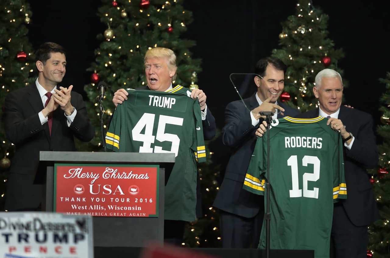 En diciembre, los Green Bay Packers le obsequiaron al presidente electo una camiseta del equipo de la NFL.