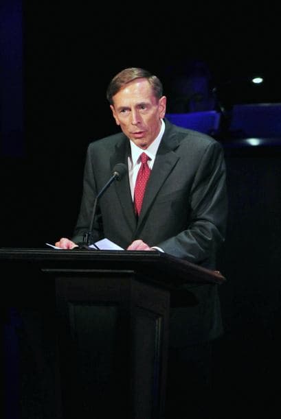 Sin embargo, de acuerdo con el diario, el mandatario había posteriormente llegado a la conclusión de que no podía forzar a Petraeus a quedarse.