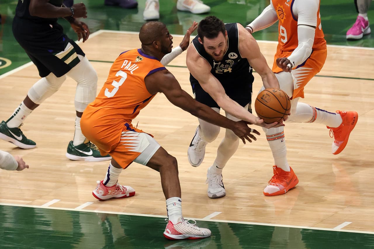 Milwaukee comenzó a fallar triples y dobles que minutos antes eran de trámite. Las fallas las capitalizaron los Suns para darle la vuelta al marcador con dos minutos por jugarse.