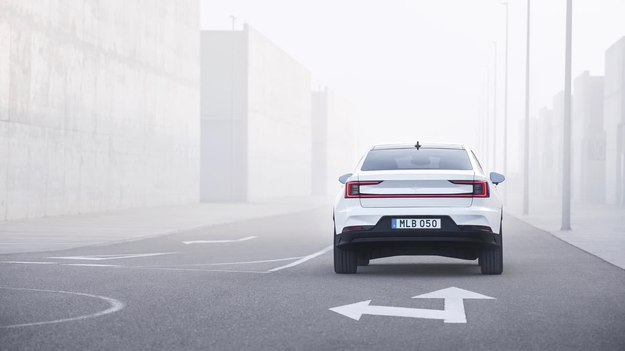 El Polestar 2 podrá ser 
<b>ordenado únicamente en línea</b>, y solo estará a la disposición del público a través de 
<b>Care by Volvo</b>, el 
<a href="https://www.univision.com/noticias/consejos-autos/un-netflix-automotriz-da-fin-a-la-pesadilla-de-mantener-un-auto-nuevo">programa de suscripción</a> automotriz de Volvo que para la línea Polestar probablemente será renombrado 
<b>Care by Polestar</b>.
<br>
<br>El Polestar 2 comenzará a ser fabricado en China a principios de 2020, y llegará a nuestras costas en el verano de ese año.