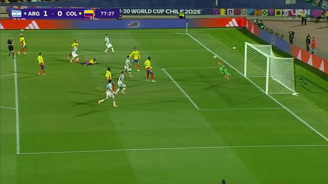 ¡Doble atajada enferma de Jordan García! El arquero de Colombia evita el 2-0