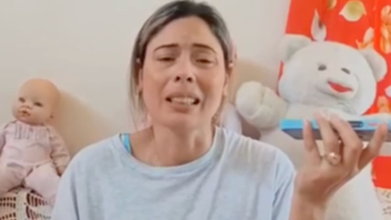 Hace tres semanas que 
<b><a href="https://www.univision.com/local/miami-wltv/habla-desde-cuba-heidy-sanchez-tejeda-madre-deportada-y-separada-de-su-hija-de-1-ano-en-tampa-florida" target="_blank">Heidy Sánchez batalla con la tristeza profunda que le causó su deportación a La Habana, Cuba</a></b>. El 22 de abril fue a 
<b>una cita, que pensó era de rutina, con el Servicio de Inmigración y Control de Aduanas (ICE) en Tampa, Florida</b>. Del lugar nunca salió. Ese día fue 
<b>separada de su esposo y de su hija de 1 año</b>, a la cual todavía lactaba.