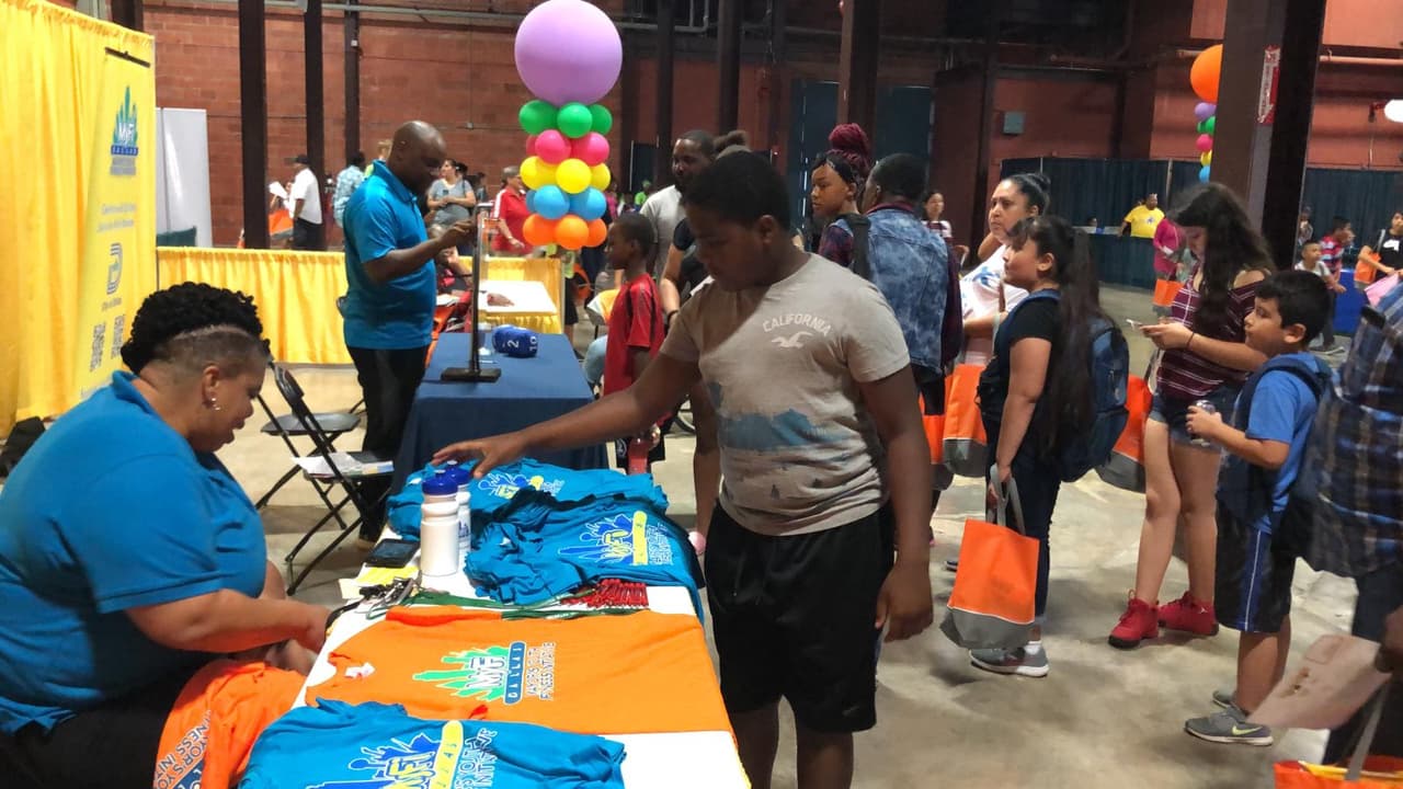 Los estudiantes recibieon útiles gratis para su regreso a clases.
