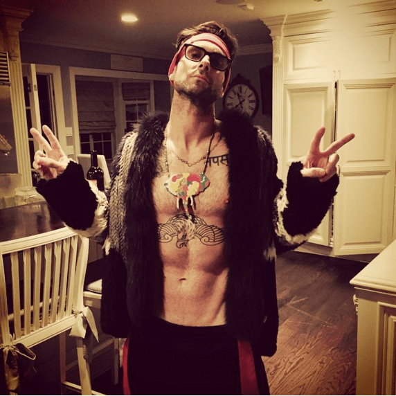 O como es conocido en las redes "Adam Divine"; este cantante lanzó su marca de ropa, la cual lleva por nombre 222.