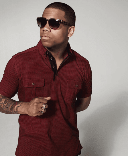 Resulta que además es un cantante con un gusto impecable para vestir.