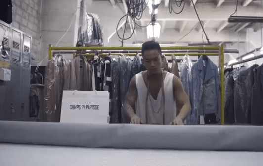 Esta marca es completamente el estilo con el que vemos al cantante de 'Ginza'.