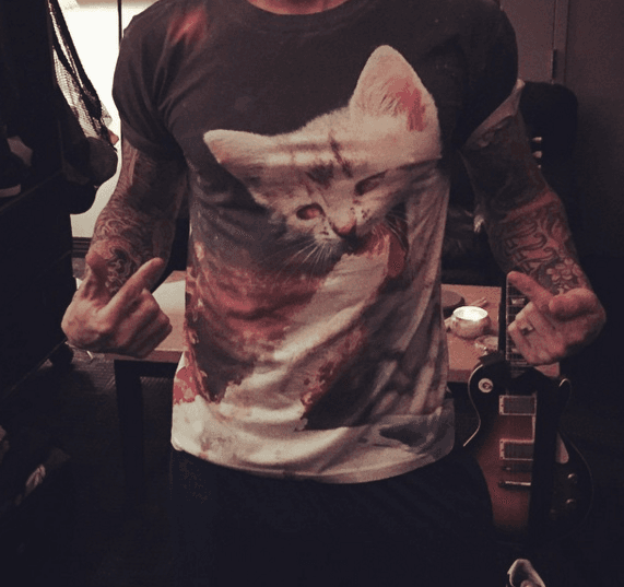 Esta marca contiene playeras, pantalones, chamarras y gorras, todo para lucir como un auténtico rockstar.