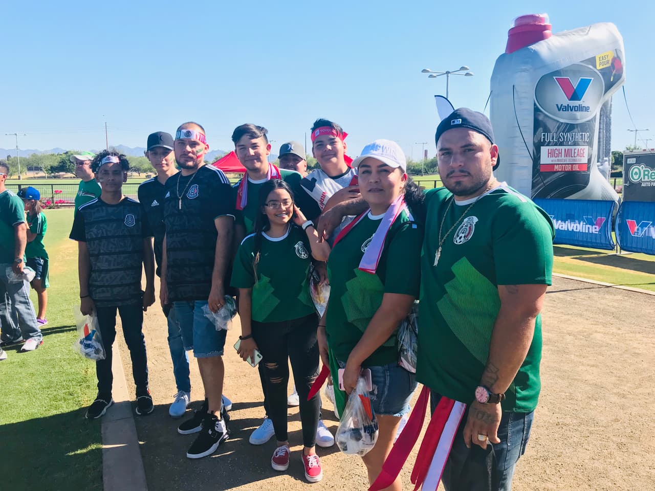 Familias completas asistieron al evento “Fútbol Fiesta” a las afueras del estadio.
<br>