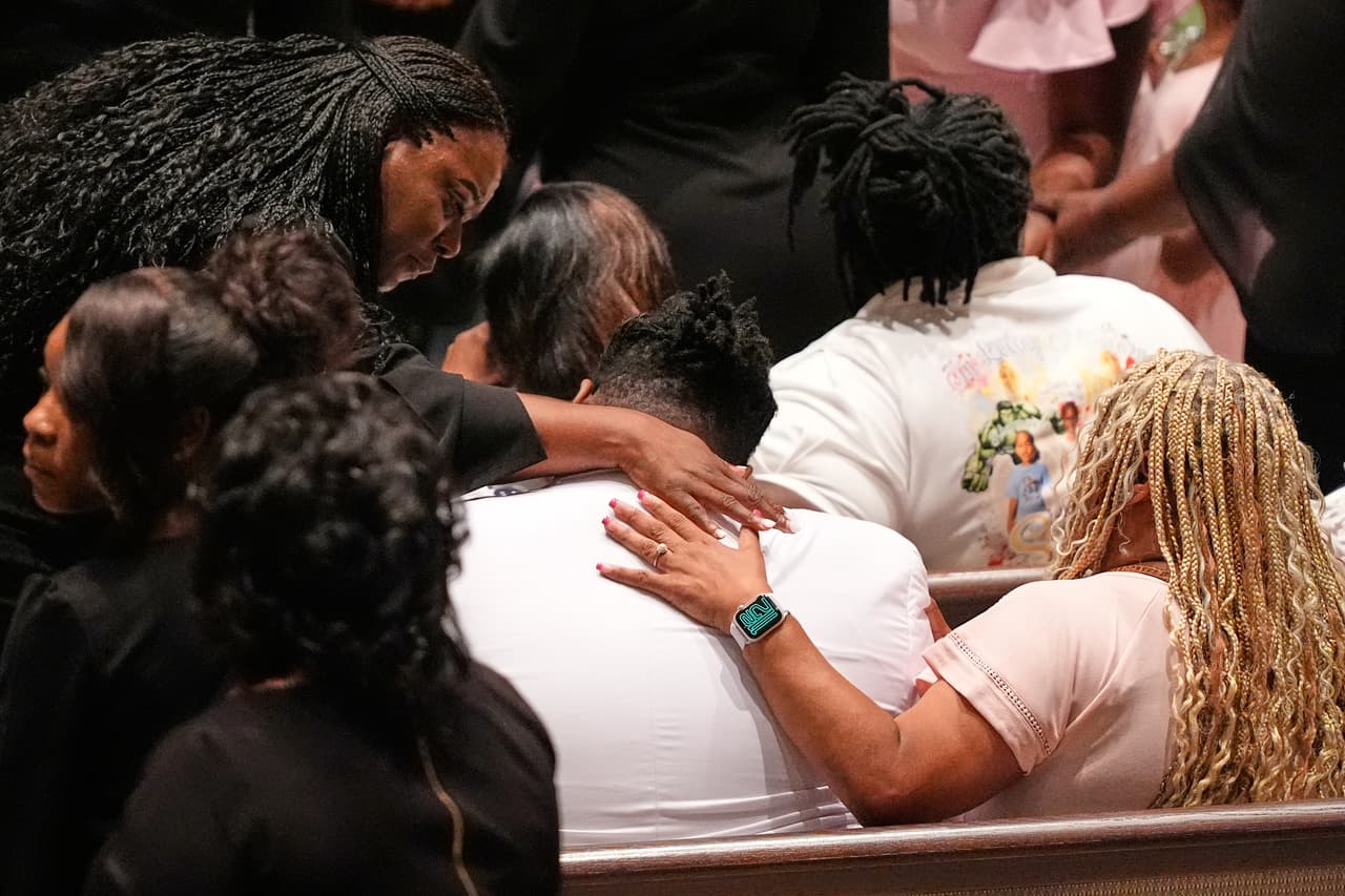 Un hombre recibe consuelo durante los servicios fúnebres de los ocho niños que murieron en un tiroteo masivo el mes pasado, el sábado 9 de mayo de 2026, en la Iglesia Bautista Summer Grove en Shreveport, Luisiana. (Foto AP/Gerald Herbert)