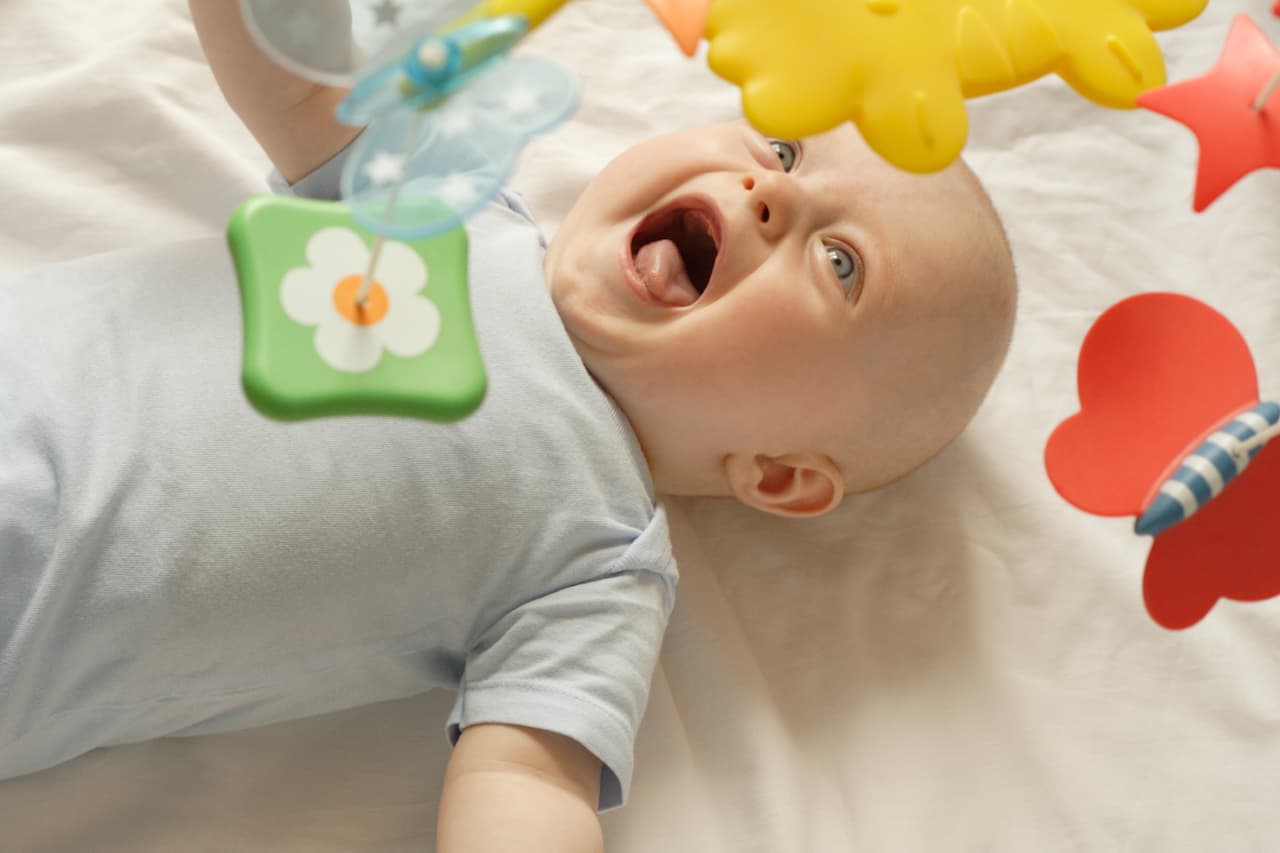 5. Sé previsora si celebrarán fuera. ¿Irán a ver a la familia o amigos? Checa primero si contarán con un área tranquila en la cual alimentar y bañar al bebé en privado.