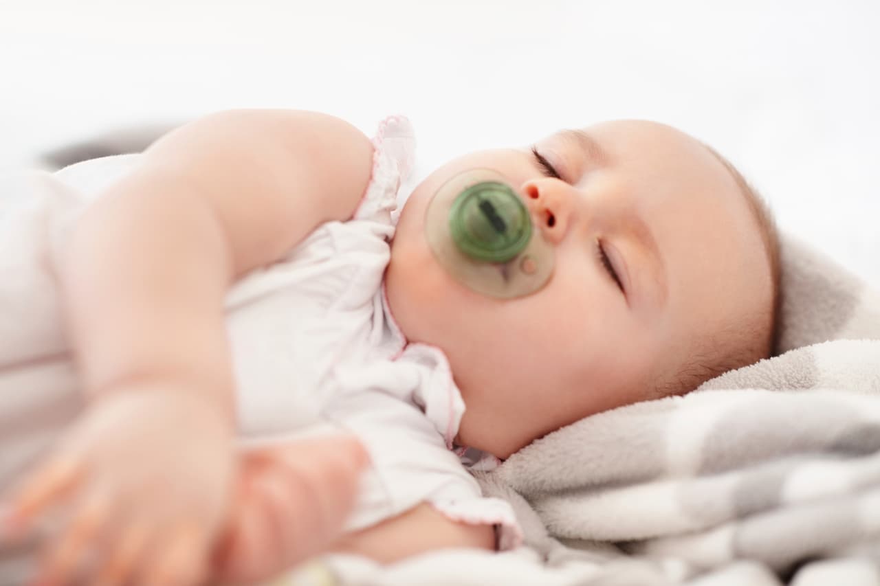 1. Apégate a su hora de dormir habitual. Sin importar cómo y dónde celebren, haz todo lo posible para mantener su cronograma de descanso.