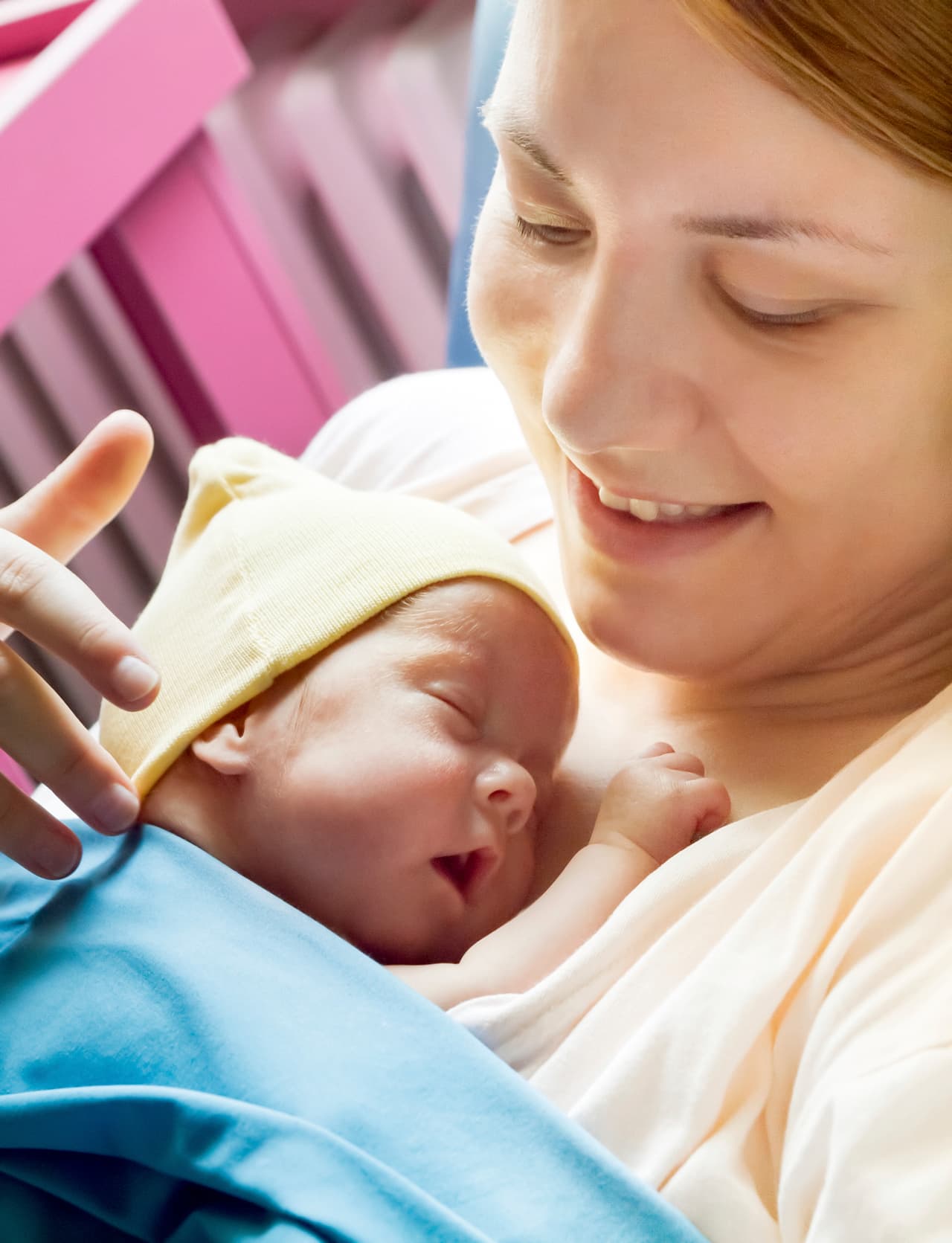 4. Maneja tu propio estrés. Los bebés son muy receptivos a nuestro estado emocional. Controlando tu nerviosismo, contribuirás a mantener en calma el ambiente de tu niño.