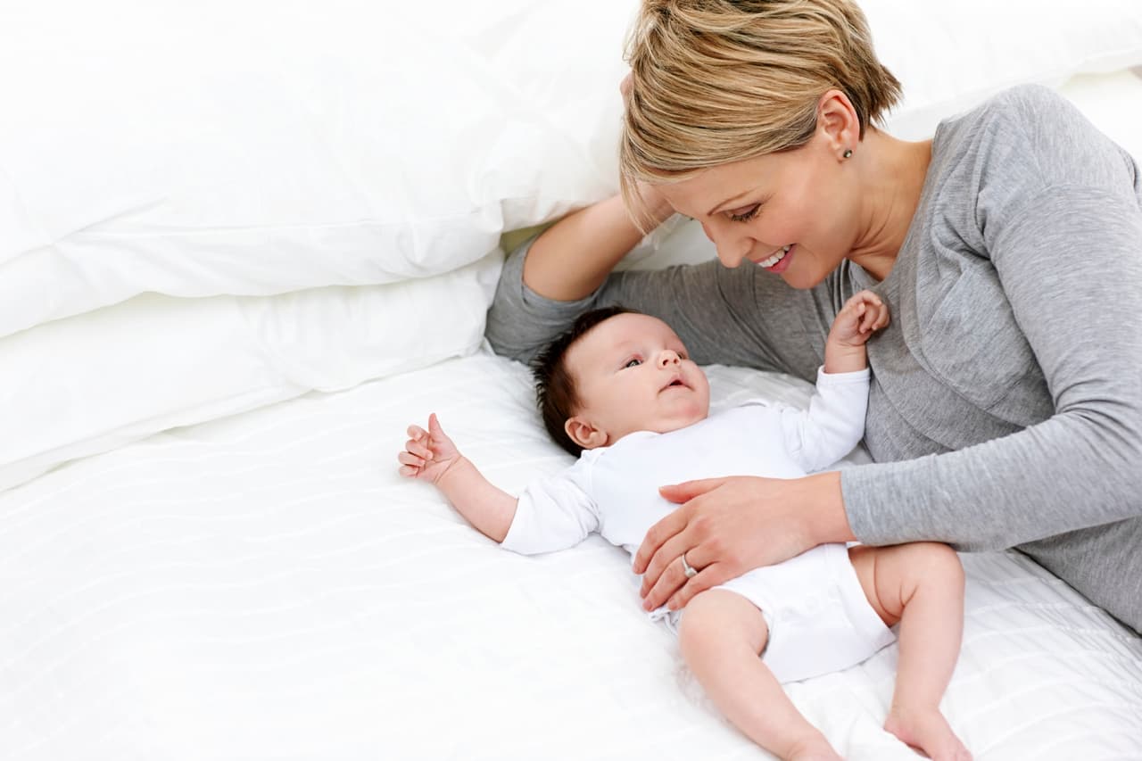 Si se quedarán en la casa de un familiar o amigo, pide una habitación silenciosa en la cual recostarlo. ¿No quiere dormirse? Déjalo reposar en silencio.