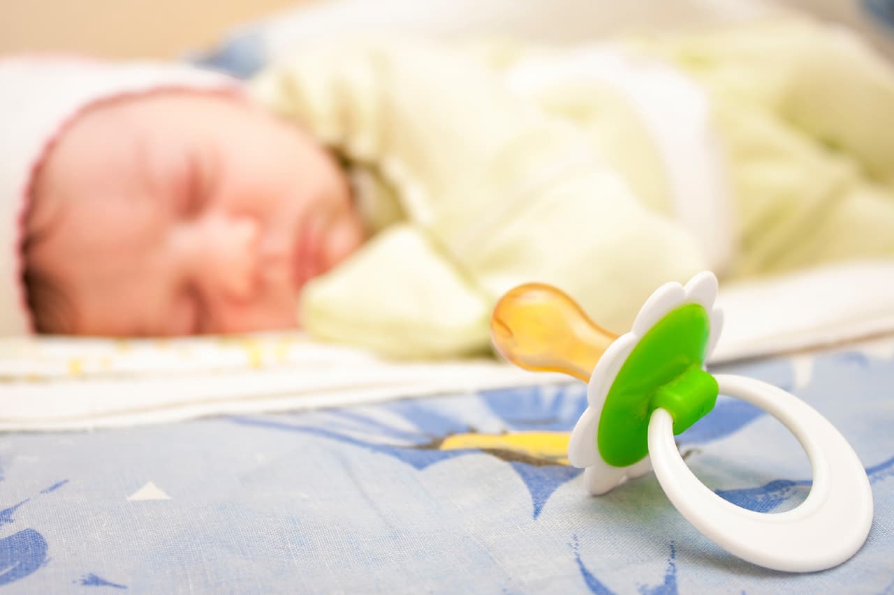 Si viajarán fuera de su huso horario, los días previos acuéstalo 10-15 minutos antes de su hora habitual. ¡El ajuste se le hará mucho más sencillo!