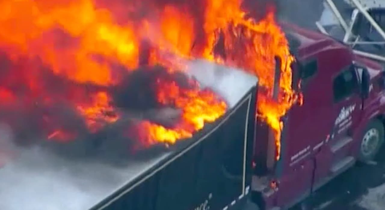 "Sr. Aguilera-Mederos: Le escribo para informarle que 
<b>acepto su solicitud de conmutación</b>. Después de conocer la 
<b><a href="https://www.univision.com/local/houston-kxln/condenan-a-110-anos-de-carcel-a-hispano-de-houston-por-provocar-accidente-mortal-video">sentencia atípica e injusta en su caso</a>,</b> la estoy conmutando a 10 años y otorgándole elegibilidad para libertad condicional el 30 de diciembre de 2026. El poder de clemencia se reserva solo para los casos más singulares y merecedores. Mi decisión hoy se basa únicamente en las circunstancias de su caso, creo que merece clemencia por varias razones. 
<b><a href="https://www.univision.com/local/houston-kxln/reprograman-audiencia-de-rogel-aguilera-mederos-en-colorado-por-su-sentencia-de-110-anos-video">Fue sentenciado a 110 años en prisión</a>, efectivamente más que una cadena perpetua, por un acto trágico pero involuntario.</b> Mientras no está exento de culpa, su sentencia es desproporcionada en comparación con muchos otros reclusos en nuestro sistema de justicia penal que cometieron delitos intencionales, premeditados o violentos", 
<b>indica el <a href="https://drive.google.com/file/d/129rAnWTqdt5A5AERm_9hE5vS94_vI_h-/view" target="_blank">documento publicado el jueves 30 de diciembre. </a></b>