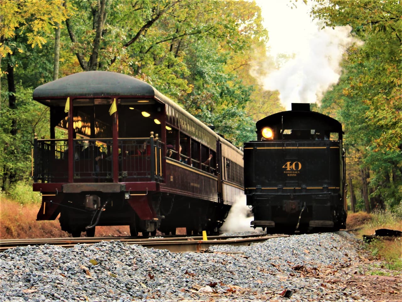 <b><a href="https://www.newhoperailroad.com/" target="_blank">New Hope & Ivyland Railroad</a></b>: Viaje de New Hope a Buckingham, y viceversa, en el tren de follaje otoñal de New Hope & Ivyland. El viaje en tren de casi hora y media promete vistas perfectas del follaje de otoño en el condado de Bucks. Luego, por la noche, el ferrocarril alberga un viaje en tren de Halloween de 40 minutos que ofrece muchos momentos espeluznantes.