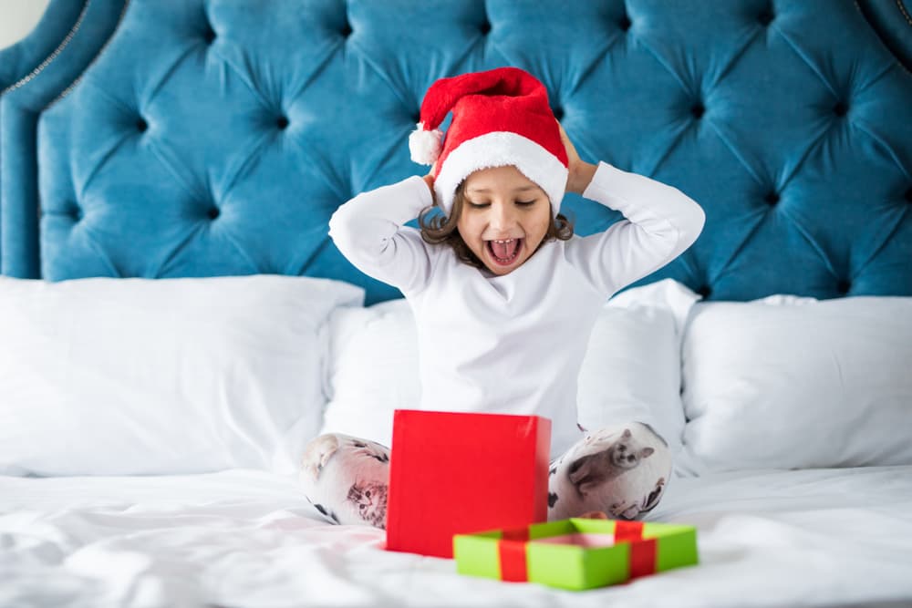 Además, a un Sagitario le encantan los placeres del gusto. Algo que disfrute su paladar, como una buena comida, unos chocolates finos, una gran cena en ese restaurante fino, una cata de vinos y quesos, un curso gastronómico o utensilios para crear un festín en la cocina.